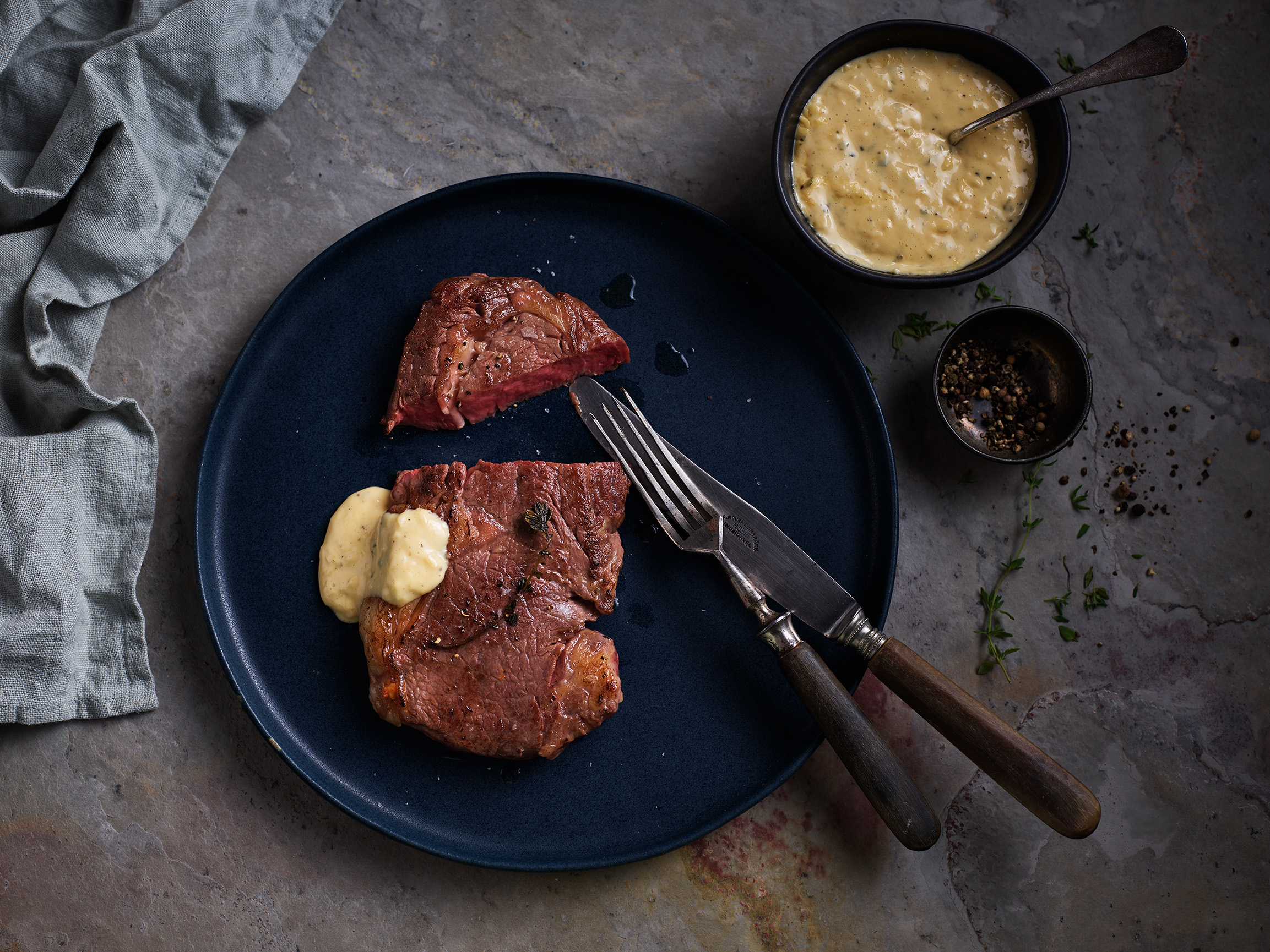 Sous_Vide_rare_beef_steak_with_b__arnaise_sauce_id_490289_Landscape_0059.jpg